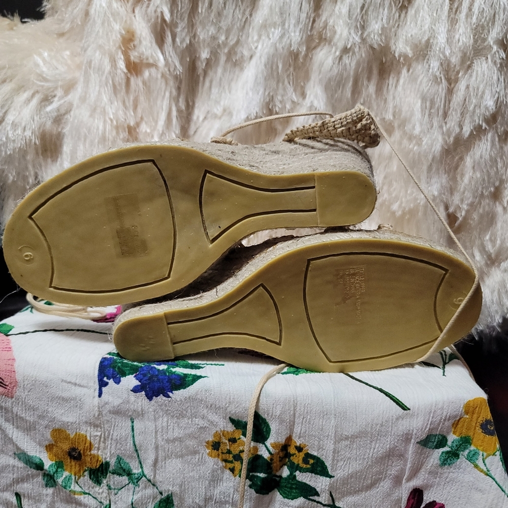 NWOT. Colin Stuart Wedge Shoes. Size 9. (793) - Picture 8 of 8